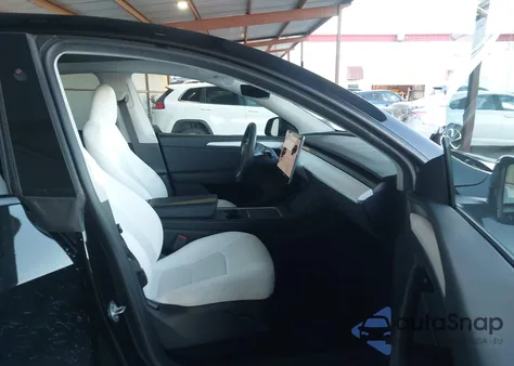 2024 Tesla Model Y Long Range Dual Motor All-Wheel Drive z USA, uszkodzony, nr VIN 7SAYGDEE6RF986520